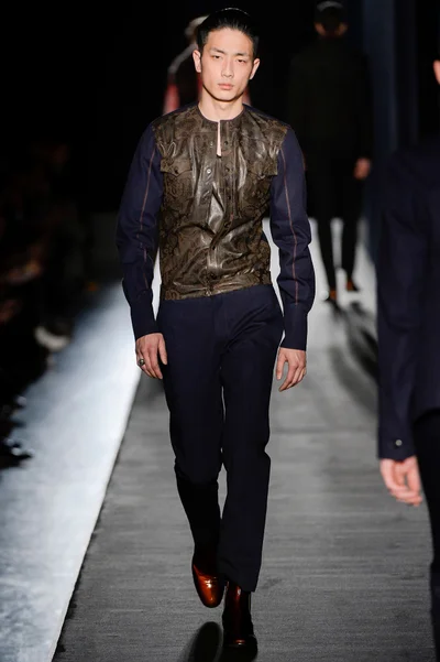 Look 16